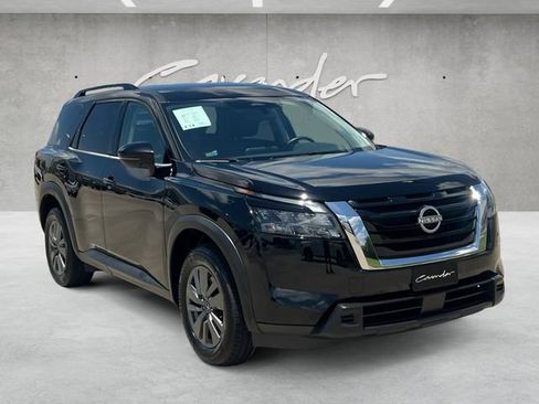 Used 2024 Nissan Pathfinder SV FWD image 2