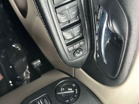 Used 2016 Chrysler Town & Country Limited FWD image 29