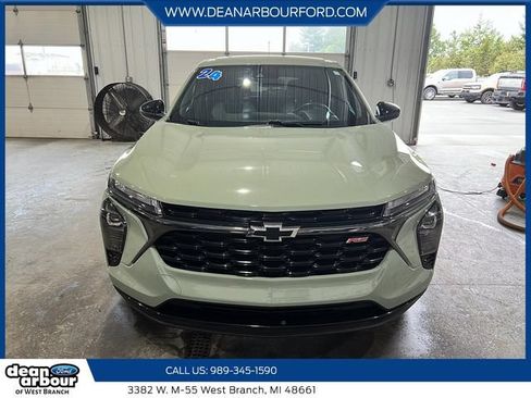 Used 2024 Chevrolet Trax RS w/ Driver Confidence Package FWD image 2