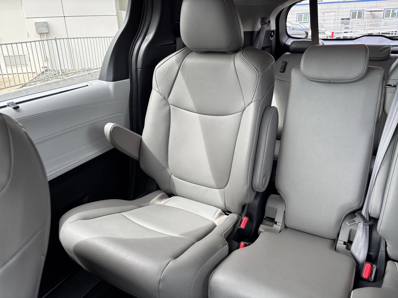 Used 2025 Toyota Sienna XLE FWD image 41
