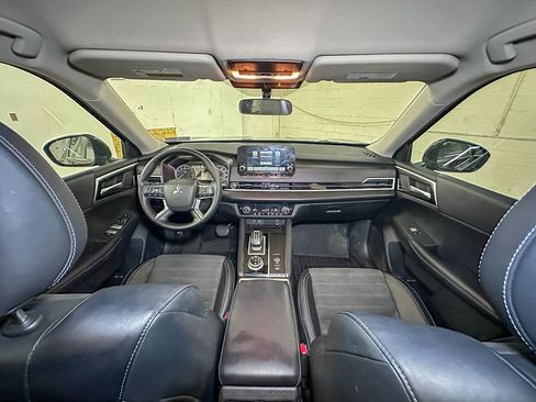 Used 2023 Mitsubishi Outlander SE image 33