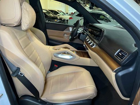 New 2025 Mercedes-Benz GLS 580 4MATIC image 11
