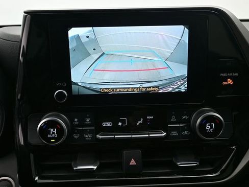 Used 2024 Toyota Highlander LE image 16