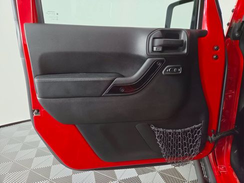 Used 2015 Jeep Wrangler Unlimited Sahara AWD/4WD image 15