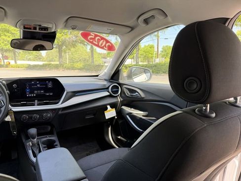 Used 2025 Chevrolet Trax LS FWD image 37
