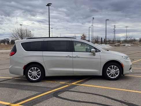 Used 2021 Chrysler Pacifica Touring w/ Uconnect Theater Family Group image 2