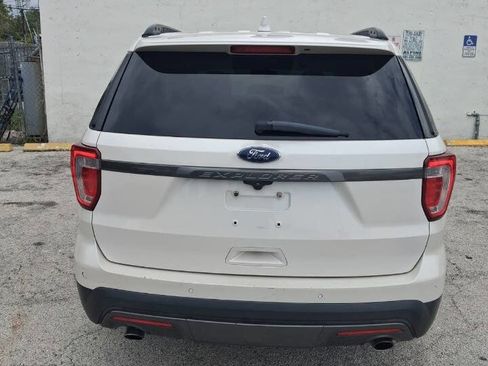 Used 2017 Ford Explorer XLT w/ Equipment Group 202A FWD image 3