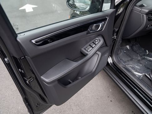 Certified 2026 Porsche Macan AWD/4WD image 16
