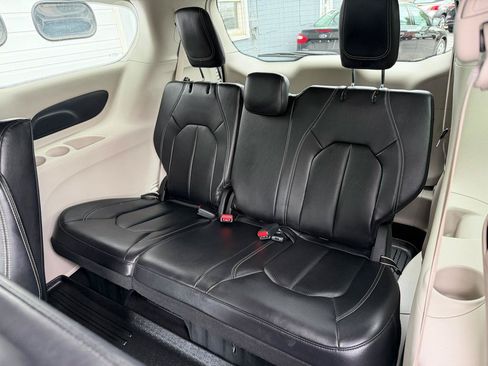 Used 2022 Chrysler Pacifica Touring-L FWD image 10