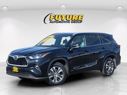 Certified 2024 Toyota Highlander XLE AWD/4WD image 10
