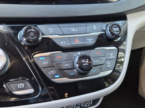 Used 2022 Chrysler Pacifica Touring-L image 26