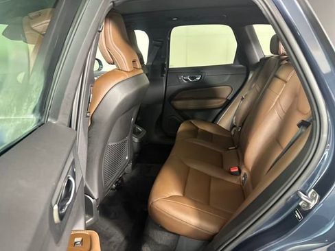 Used 2022 Volvo XC60 B5 Momentum image 25