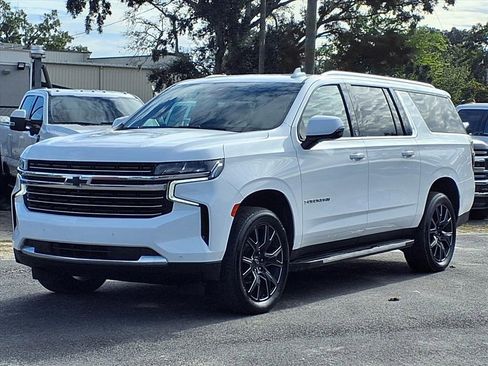 Used 2023 Chevrolet Suburban LT image 3