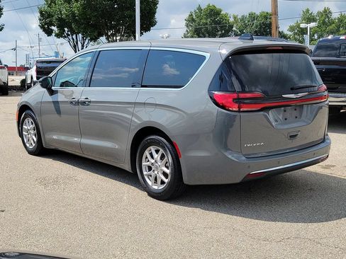 Used 2025 Chrysler Pacifica Select FWD image 3