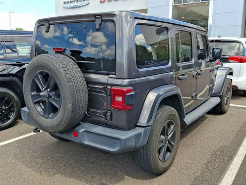 Used 2019 Jeep Wrangler Unlimited Sahara AWD/4WD image 4