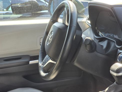 Used 2024 Toyota Sienna XLE FWD image 17