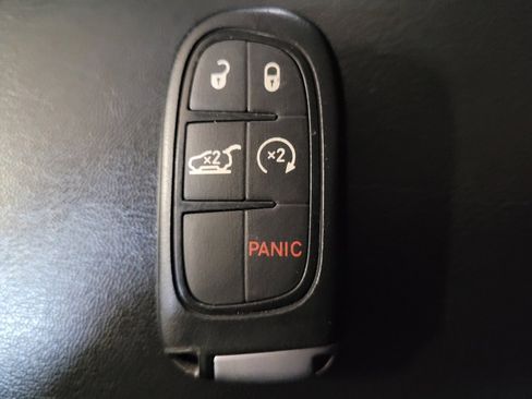 Used 2019 Jeep Cherokee Limited w/ Luxury Group AWD/4WD image 32