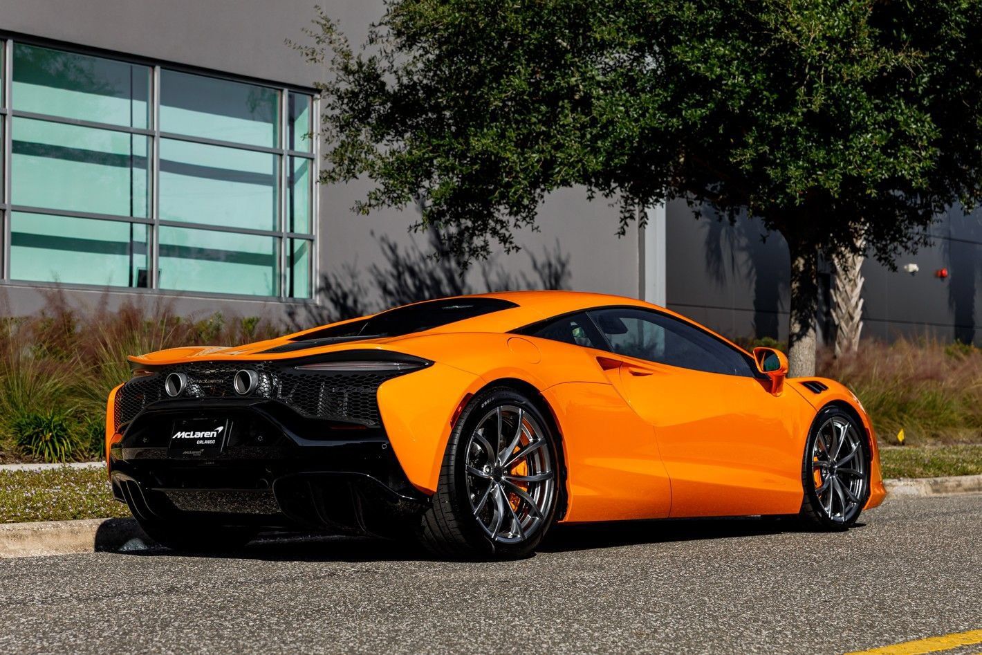 Used 2025 McLaren Artura RWD image 10