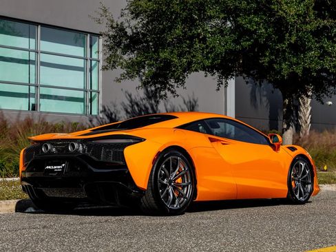 Used 2025 McLaren Artura RWD image 10