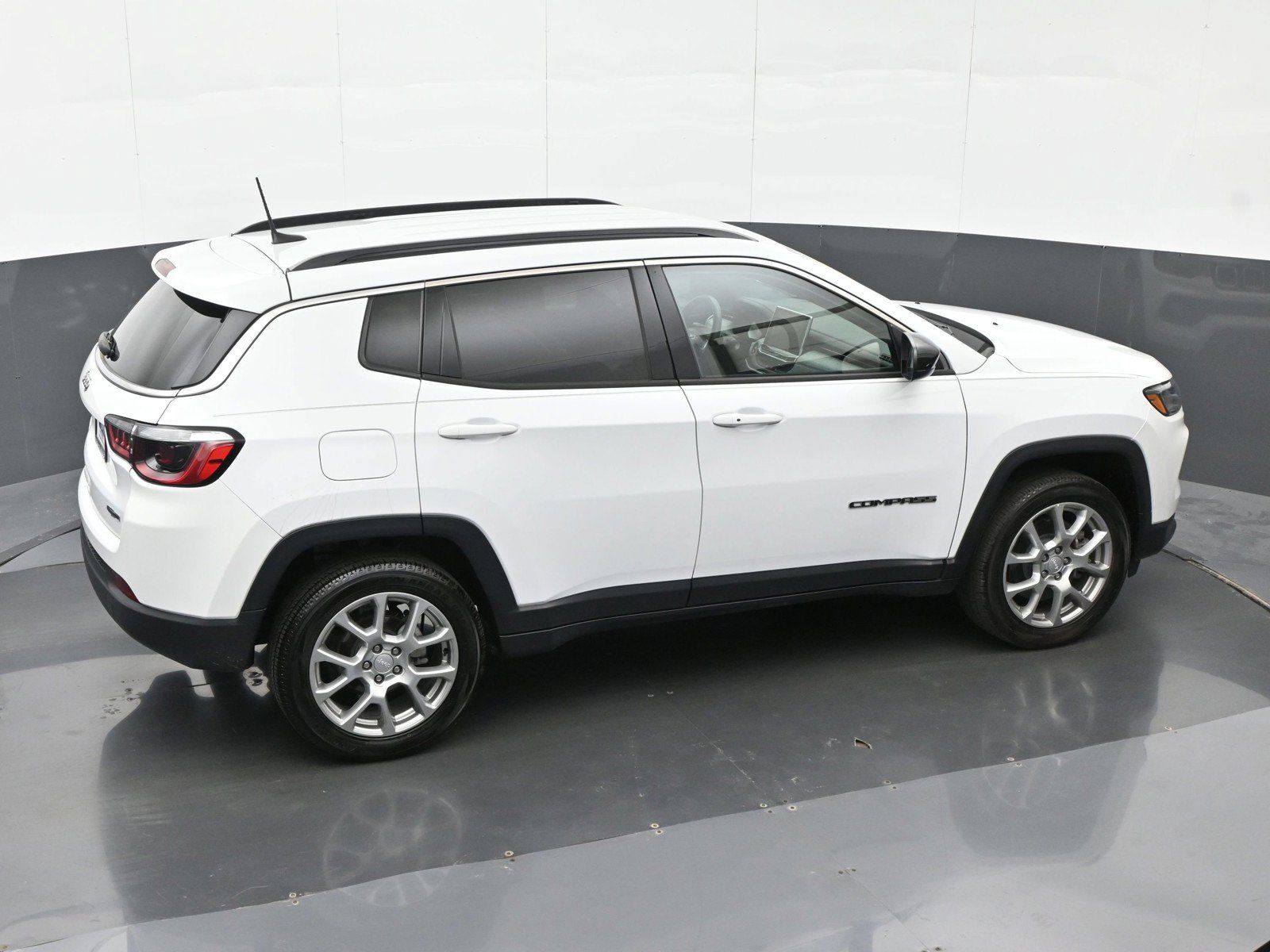 Used 2023 Jeep Compass Latitude AWD/4WD image 32