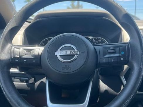 Used 2023 Nissan Rogue SV FWD image 11