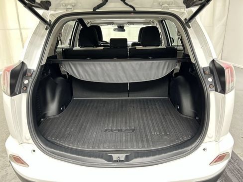 Used 2018 Toyota RAV4 XLE AWD/4WD image 22
