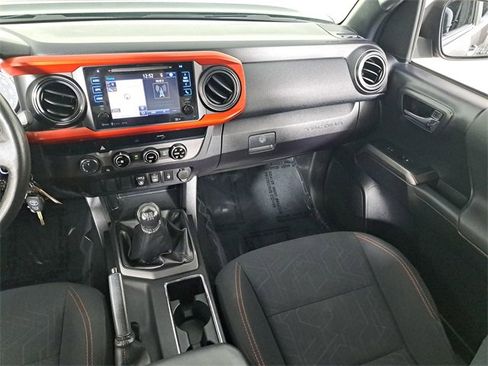 Used 2018 Toyota Tacoma TRD Off-Road image 17