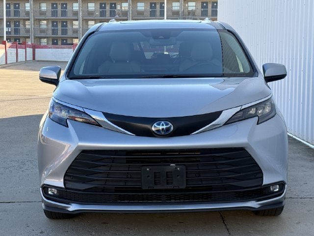 Certified 2025 Toyota Sienna XLE FWD image 8