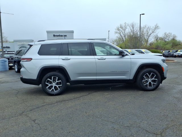 Used 2023 Jeep Grand Cherokee L Limited AWD/4WD image 2