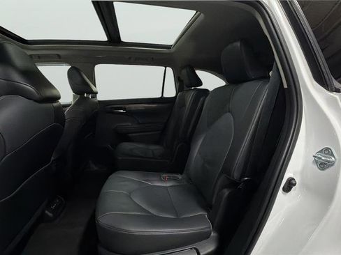 Used 2023 Toyota Highlander Platinum image 16