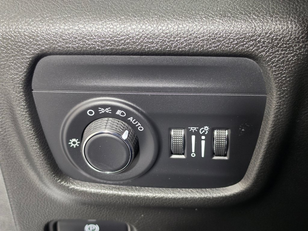 Used 2023 Jeep Grand Cherokee Altitude AWD/4WD image 25