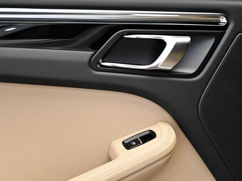 Certified 2025 Porsche Macan image 43