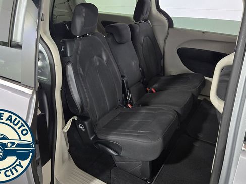 Used 2019 Chrysler Pacifica Touring Plus w/ Tire & Wheel Group FWD image 35