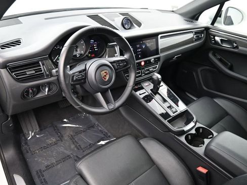 Certified 2023 Porsche Macan S AWD/4WD image 4