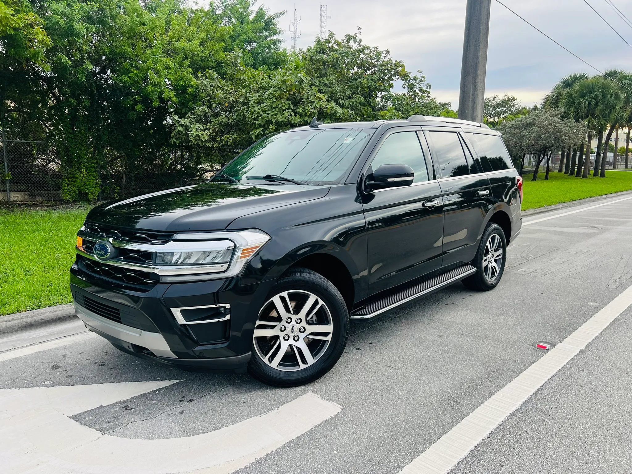 Used 2023 Ford Expedition Limited AWD/4WD image 1