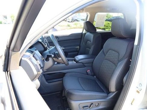 Certified 2025 Nissan Pathfinder SV FWD image 10