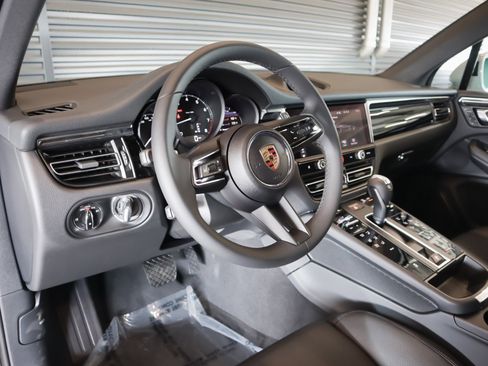 New 2025 Porsche Macan image 4
