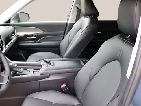 Used 2025 Toyota Grand Highlander XLE image 11