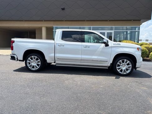 Used 2024 Chevrolet Silverado 1500 High Country w/ High Country Premium Package AWD/4WD image 4