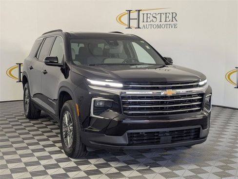 Used 2025 Chevrolet Traverse LT image 2