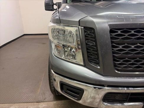 Used 2019 Nissan Titan SV w/ SV Convenience Package image 6