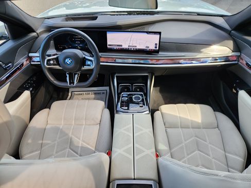 Used 2023 BMW i7 xDrive60 w/ Parking Assistance Package AWD/4WD image 2
