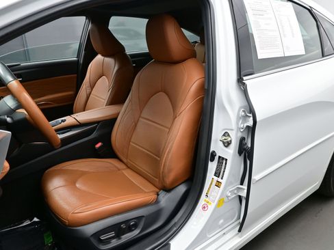 Used 2019 Toyota Avalon Limited image 13