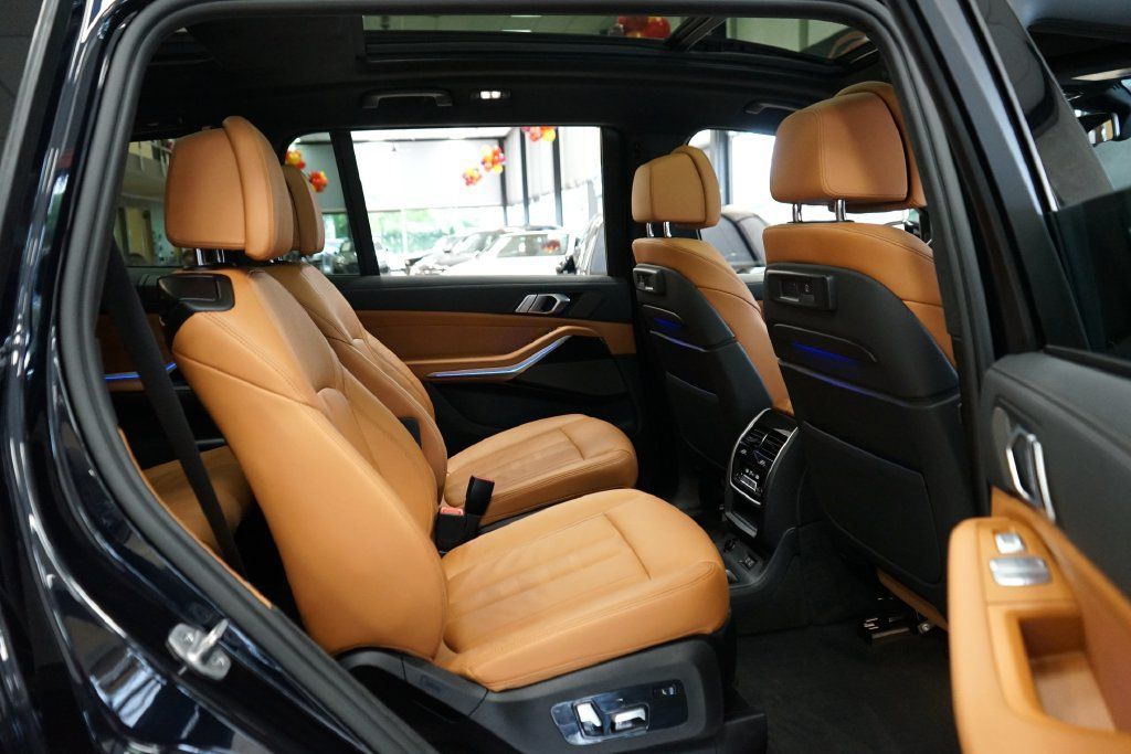 Used 2022 BMW X7 xDrive40i w/ M Sport Package AWD/4WD image 15