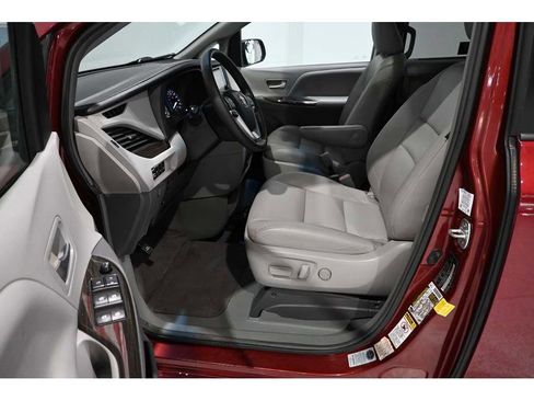 Used 2015 Toyota Sienna XLE Premium FWD image 13