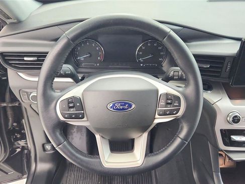 Used 2023 Ford Explorer XLT image 28