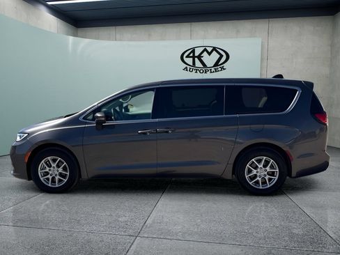 Used 2023 Chrysler Pacifica Touring-L FWD image 6