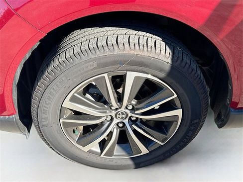 Used 2022 Toyota Venza LE image 36