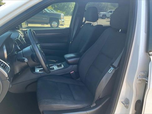 Used 2019 Jeep Grand Cherokee Laredo image 24