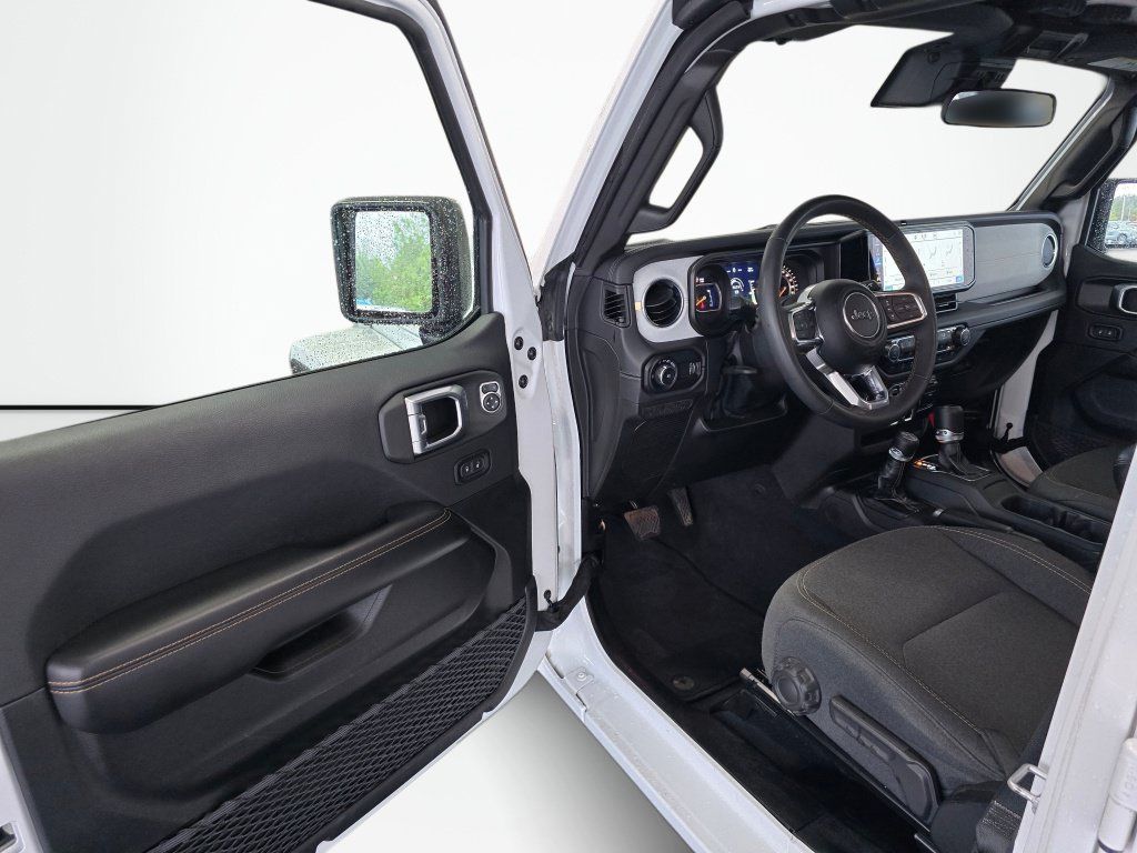 Used 2025 Jeep Wrangler Unlimited Sahara AWD/4WD image 30